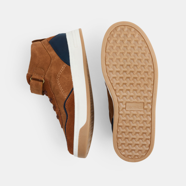 حذاء رياضي باللون البني، عالي الرقبة وبشريط سكرتش، للفتيان